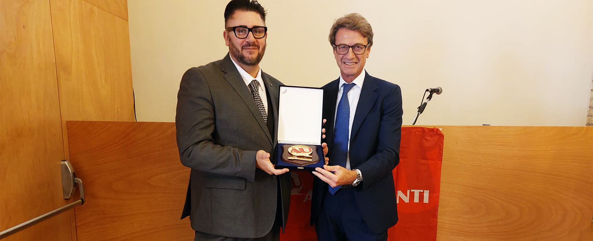 Luigi Corradi premiato da Garbriele Meluso, Presidente Assoutenti