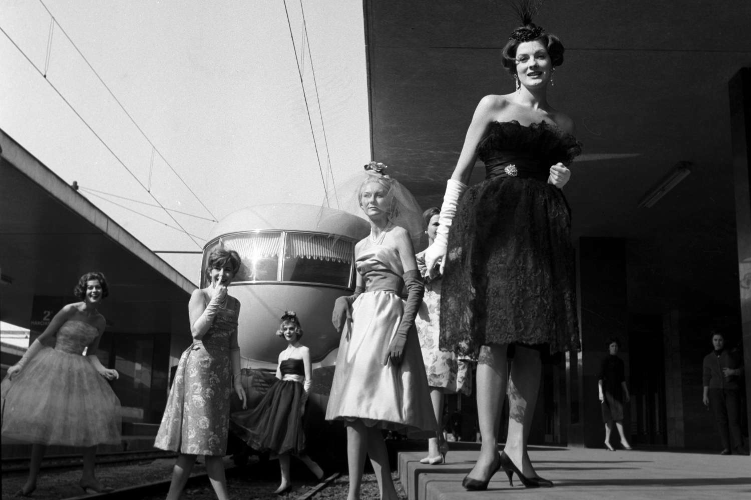 1959. Il ristorante dell’ETR 300 Settebello diventa una passerella perfetta per il defilé.
