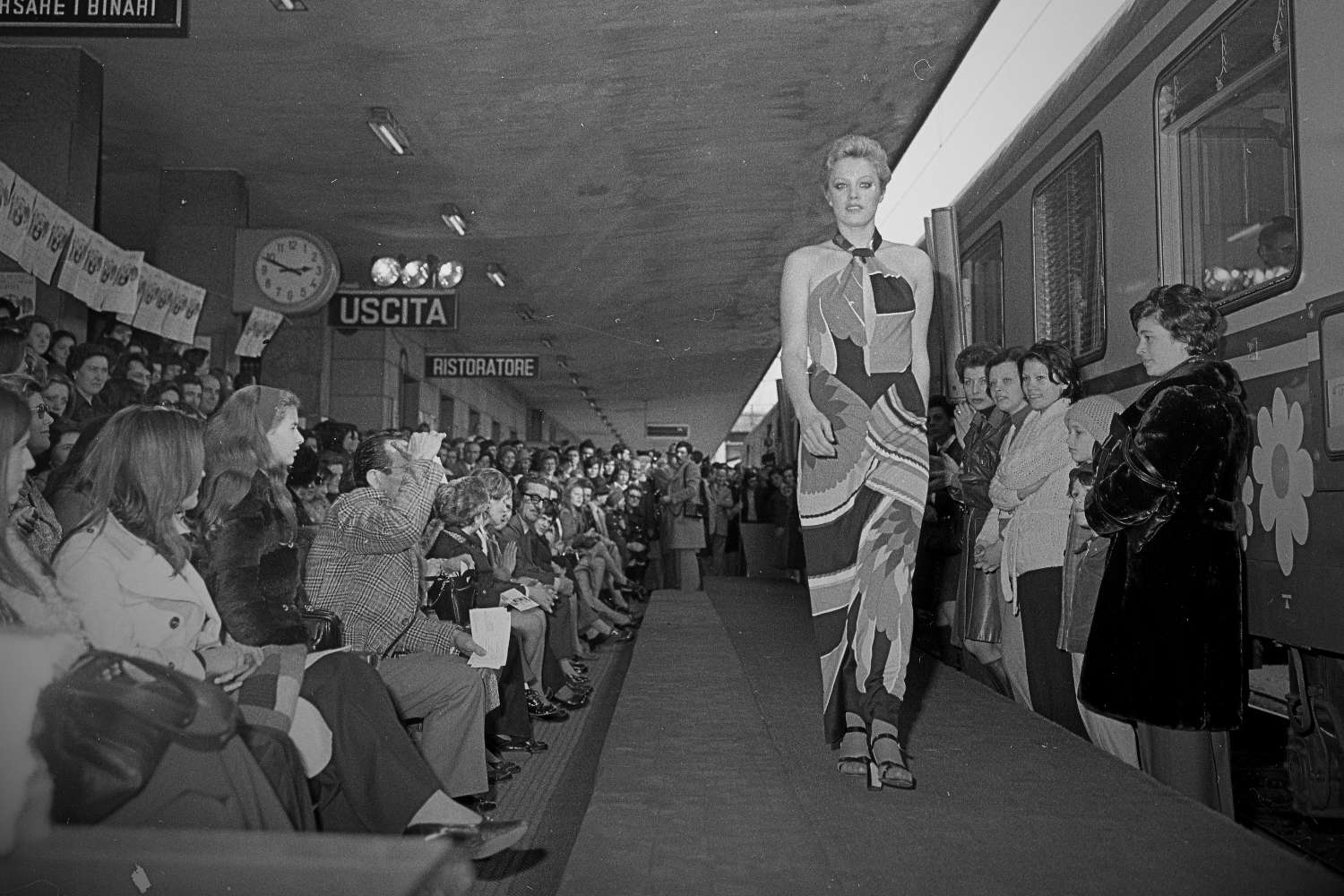 1959. Il ristorante dell’ETR 300 Settebello diventa una passerella perfetta per il defilé.