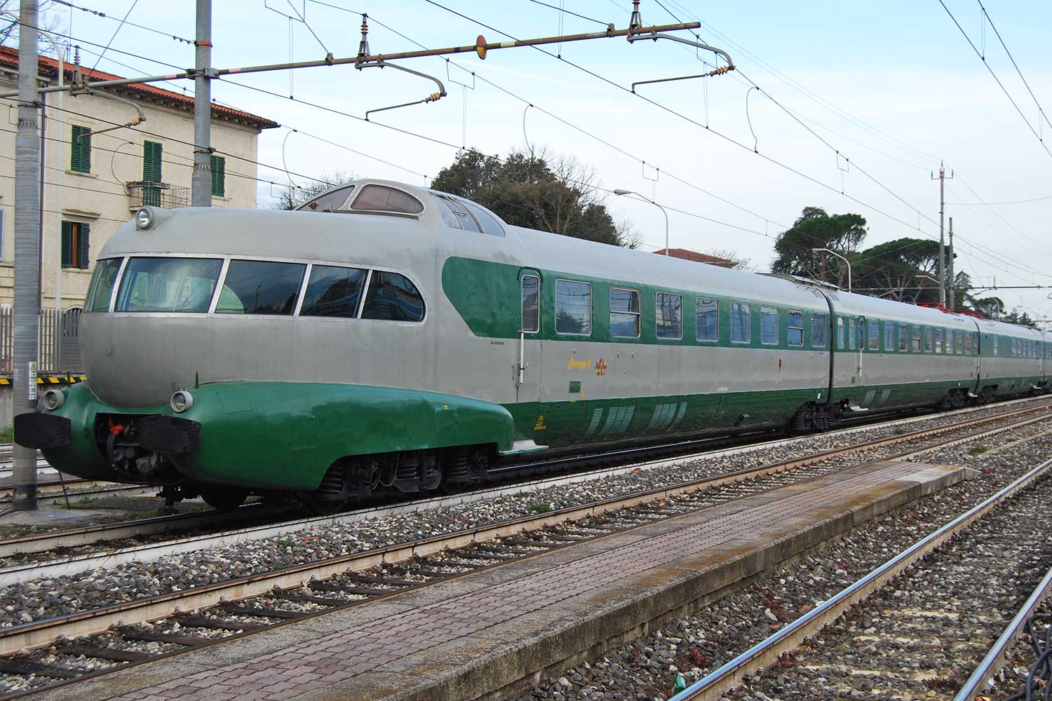 treno arlecchino