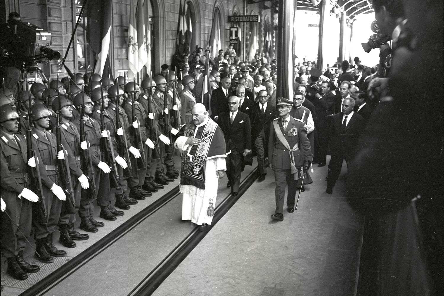 1962. I saluti istituzionali all’arrivo di papa Giovanni XXII a Loreto