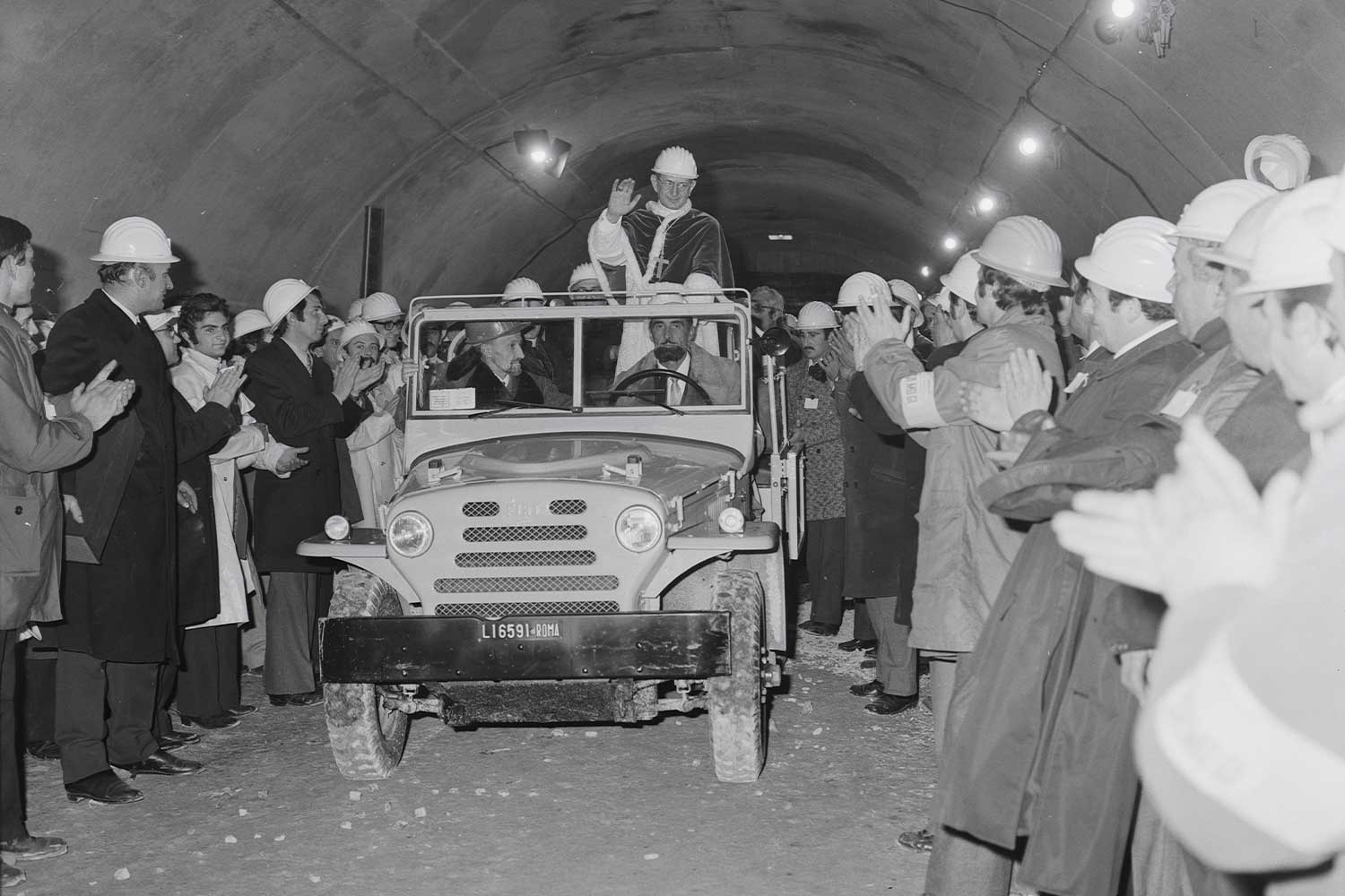 1972. L’arrivo di papa Paolo VI al cantiere per il traforo di Monte Soratte atteso dagli operai
