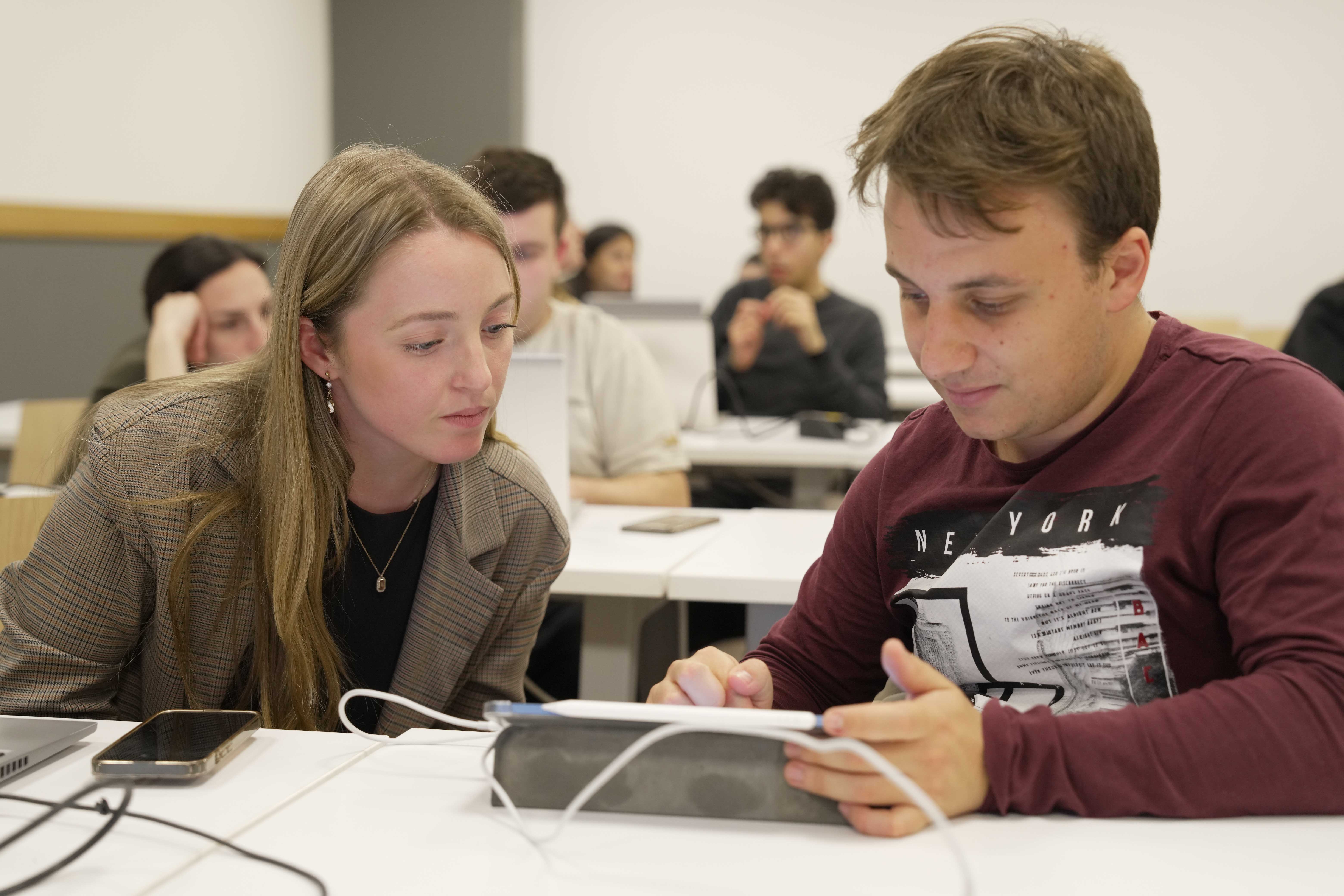 Una tutor del gruppo con uno dei partecipanti