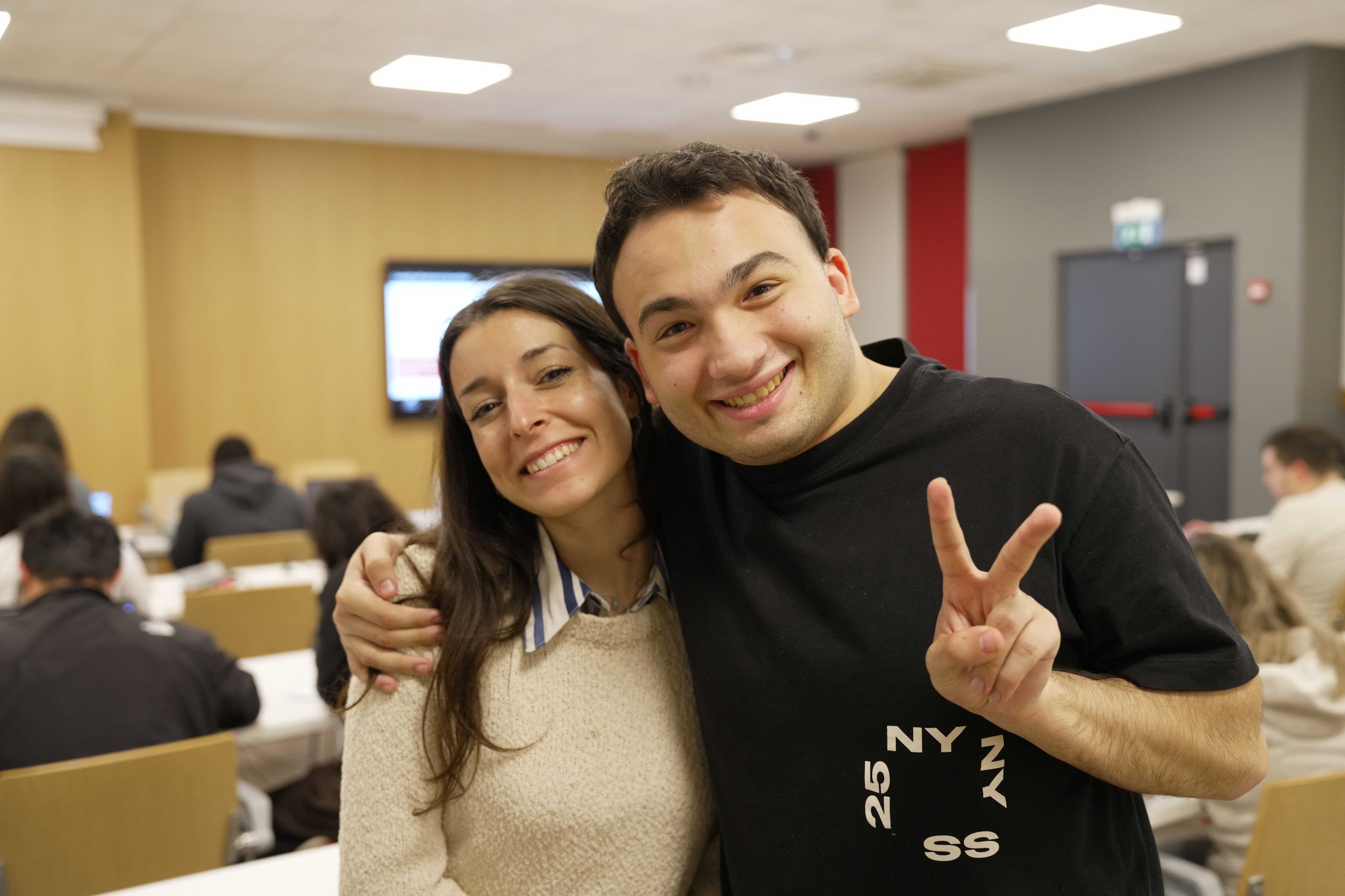 Uno dei partecipanti sorride abbracciando una tutor del Gruppo