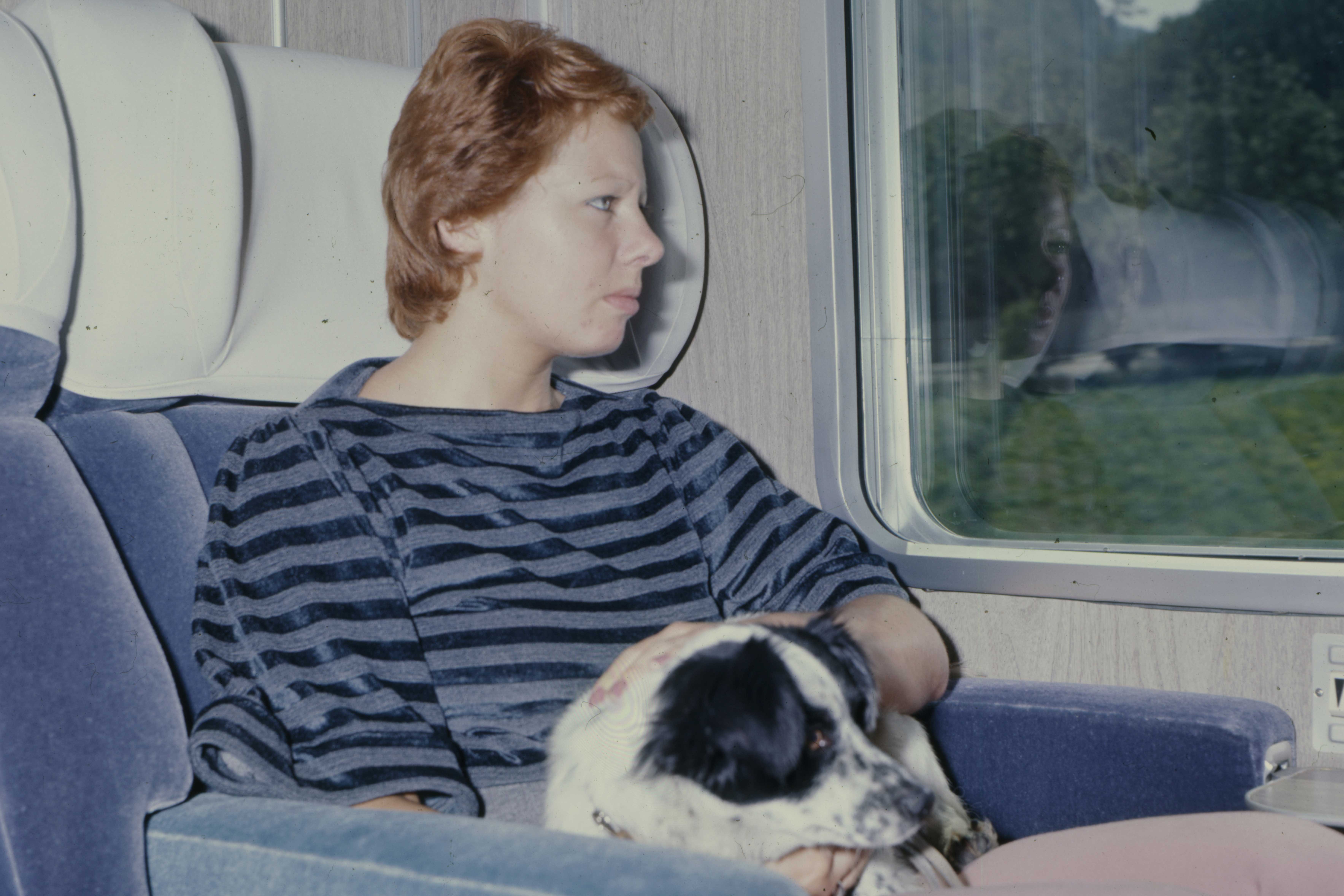 Una passeggera con il suo piccolo compagno di viaggio