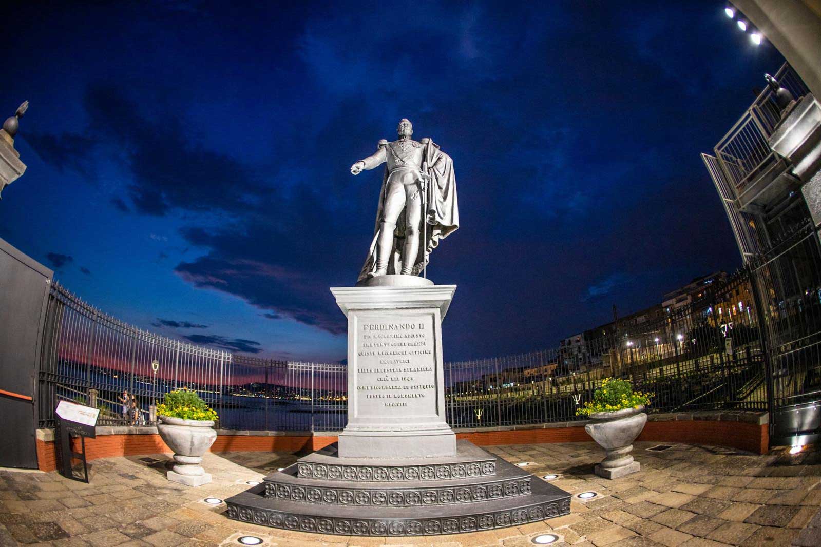 La statua di Ferdinando II di sera