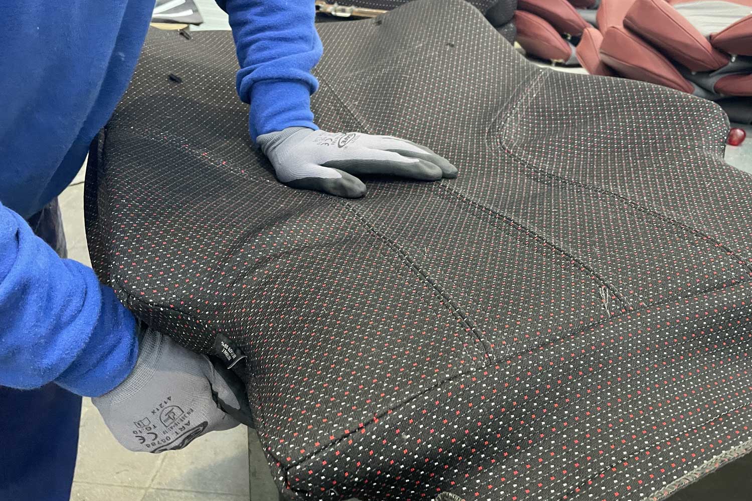 Tecnici a lavoro sui sedili