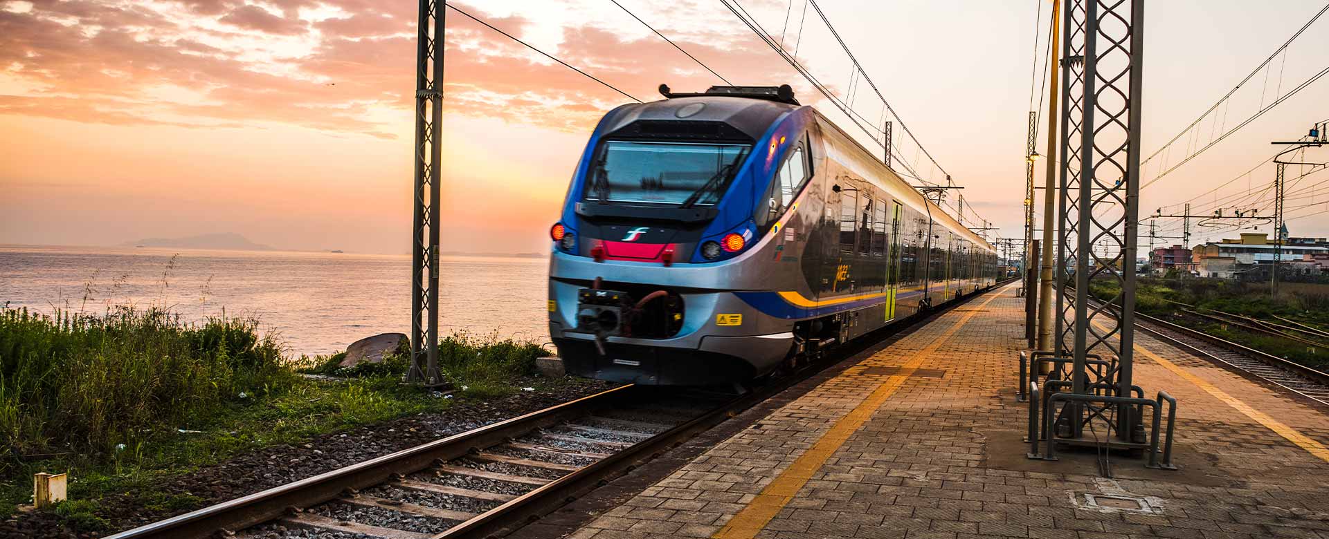 treno regionale al tramonto