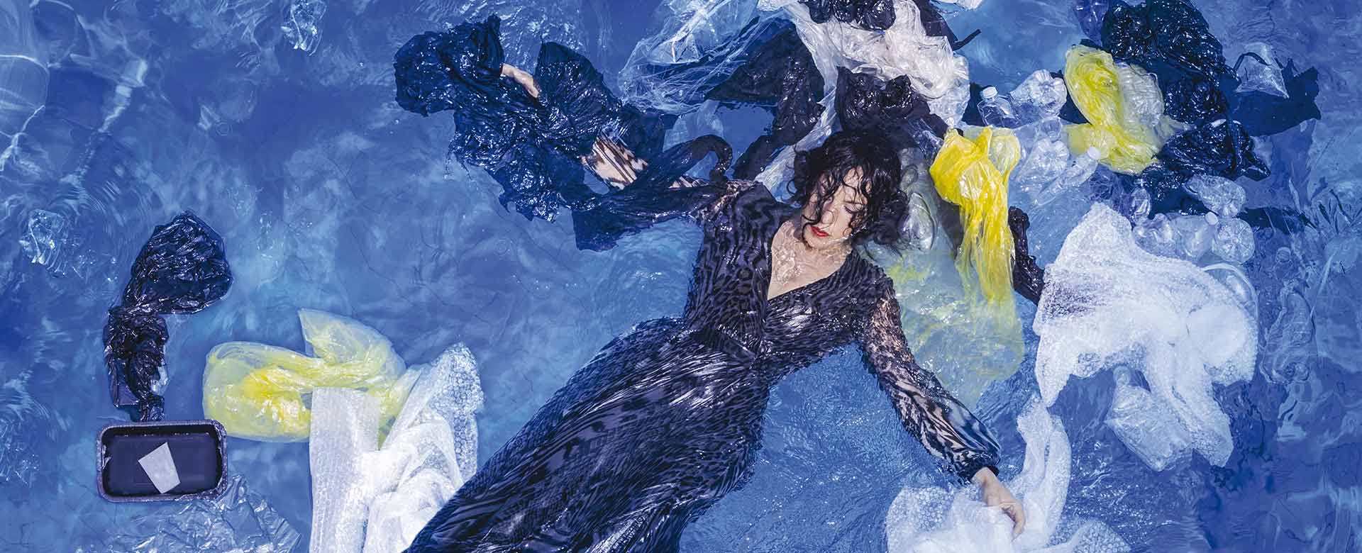 Immagine di Federica Brignone immersa nell’acqua invasa dalla plastica