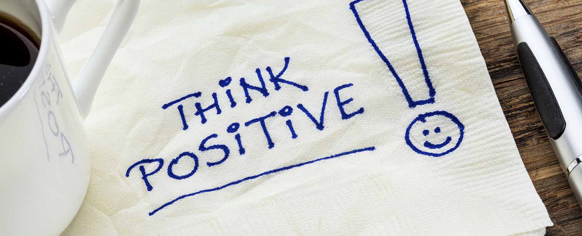 Immagine della scritta Think positive su un fazzoletto