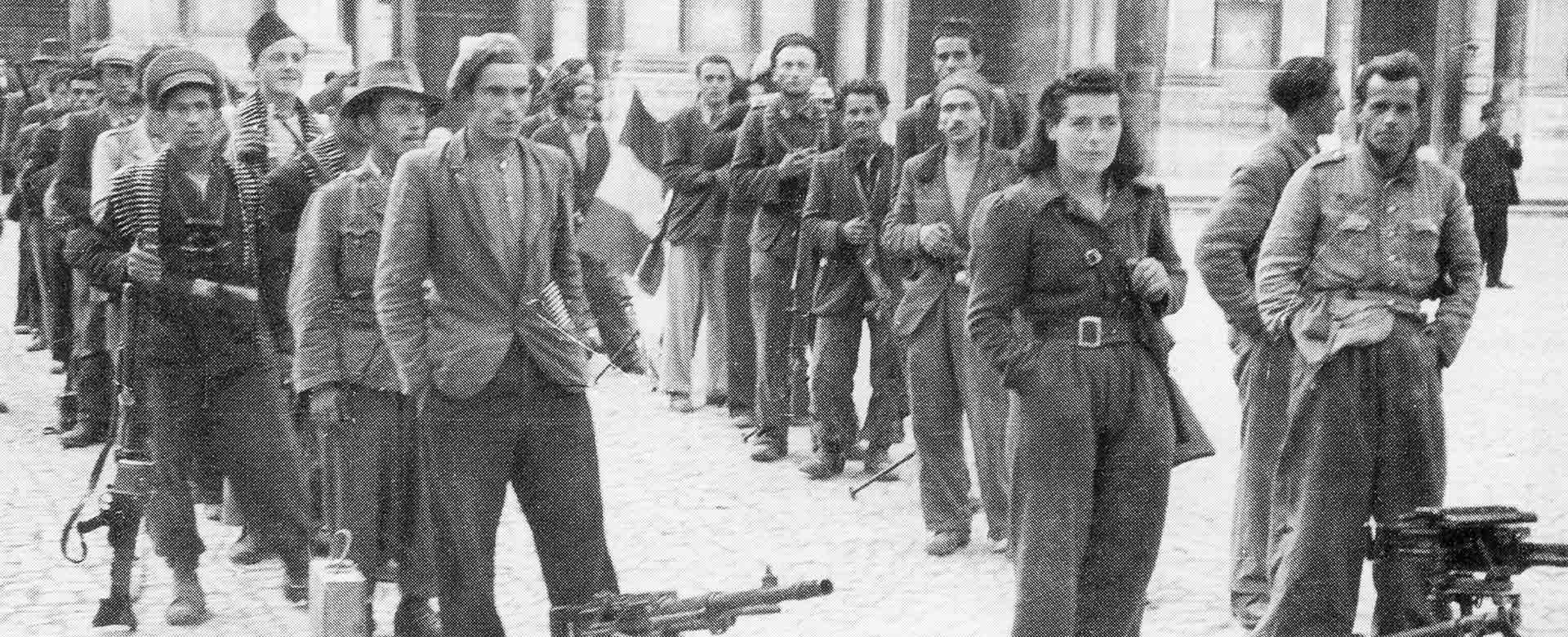 Immagine di partigiani e partigiane a Reggio Emilia liberata (22 aprile 1945)