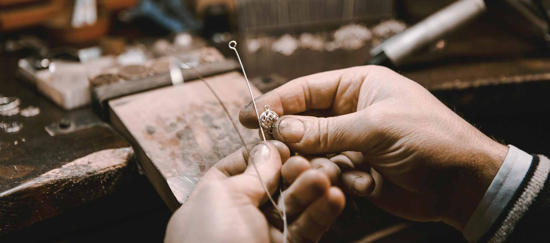 Realizzazione dei gioielli della linea Bottoni nell’attuale Laboratorio orafo Di Rienzo, Scanno (AQ)