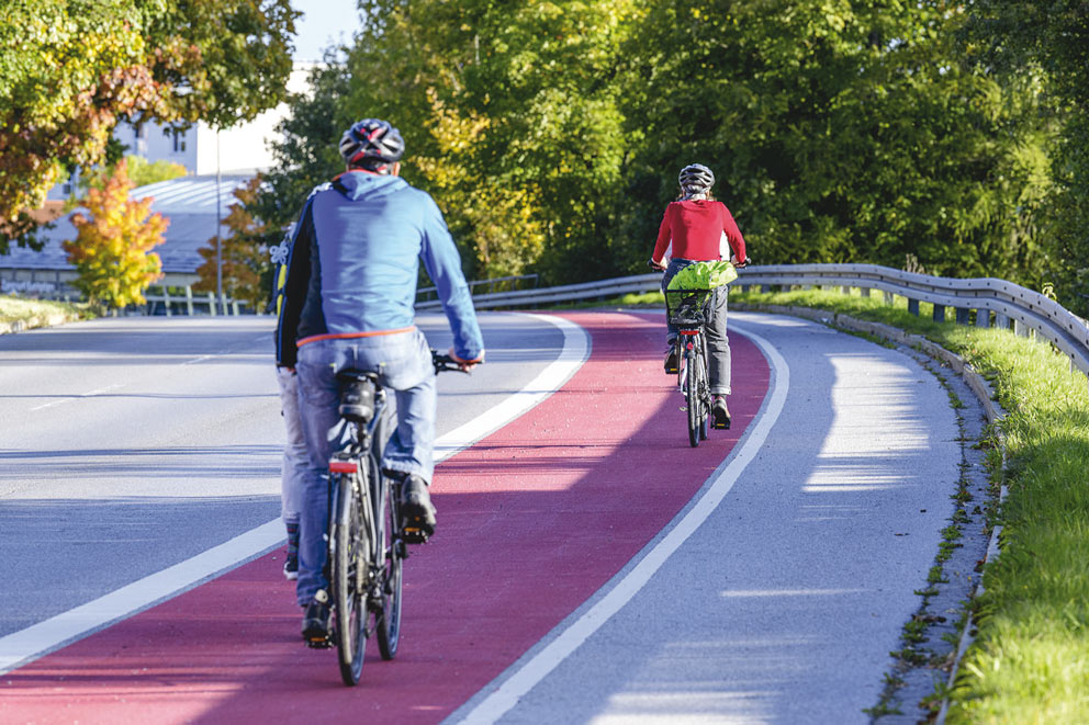 Ciclisti su pista ciclabile