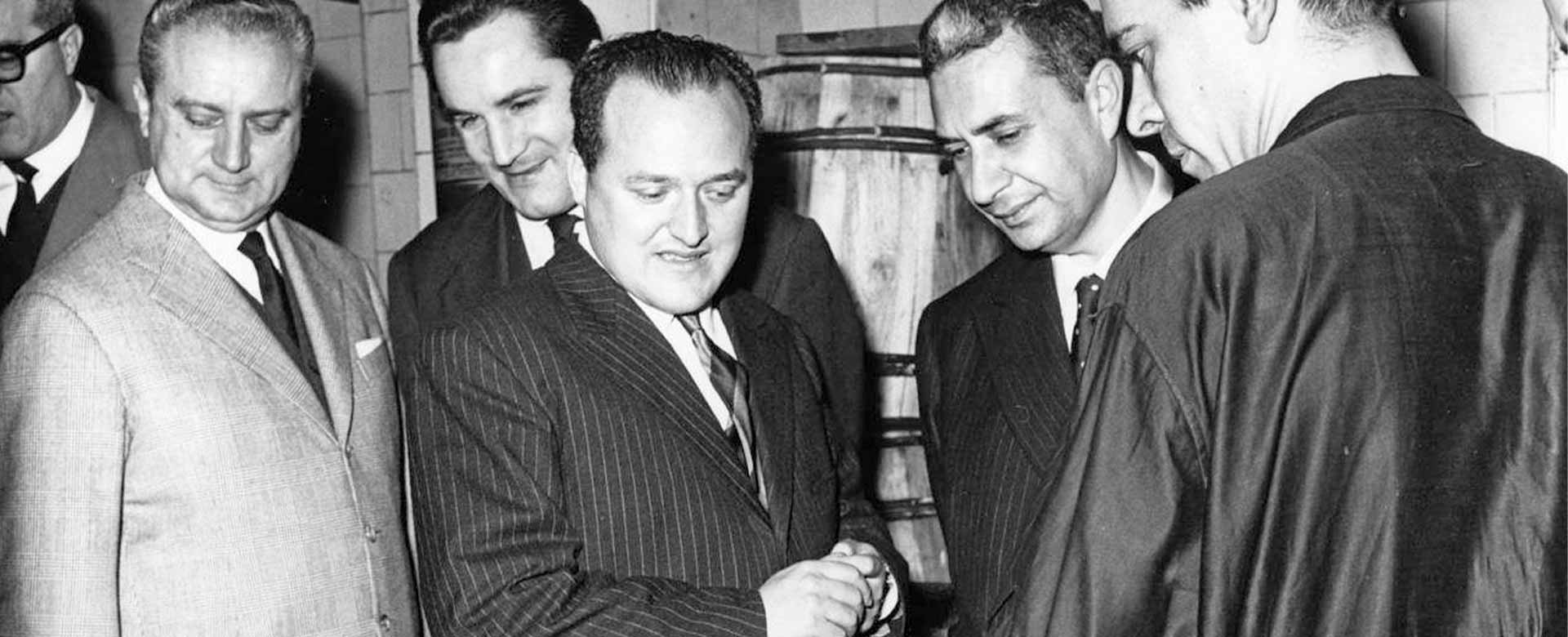 Immagine del segretario della Dc Aldo Moro in visita alla tipografia del Popolo (1960)