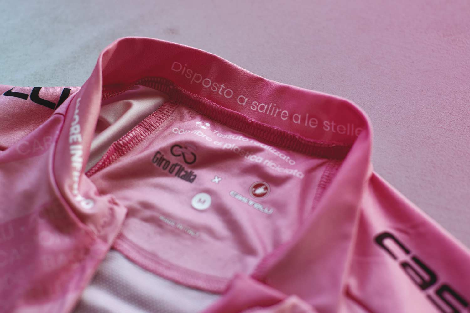 Giro d Italia 2021 l azienda Castelli firma la Maglia rosa