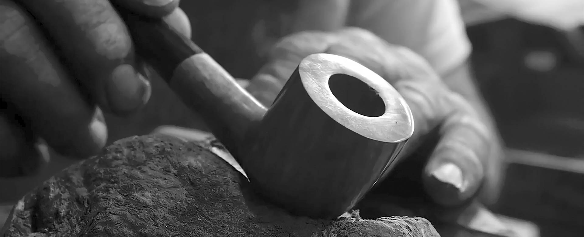 La lavorazione della pipa nel laboratorio Grenci, a Brognaturo, in Calabria