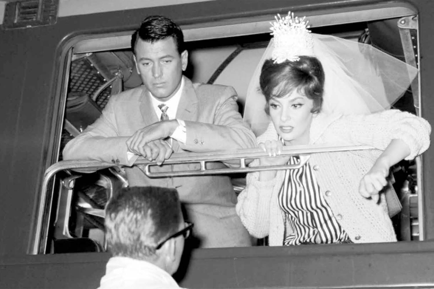 Gina Lollobrigida e Rock Hudson affacciati al finestrino di una carrozza di 1^ classe sul set del film Torna a settembre (1961)