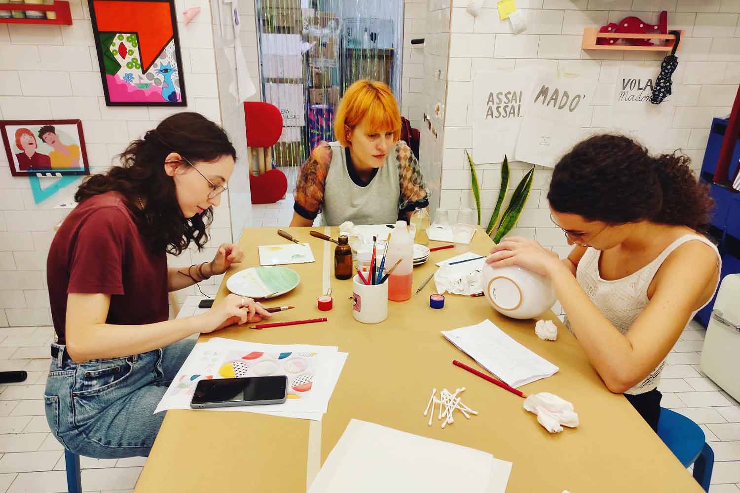 Un corso di decorazione su ceramica con Annagina Totaro
