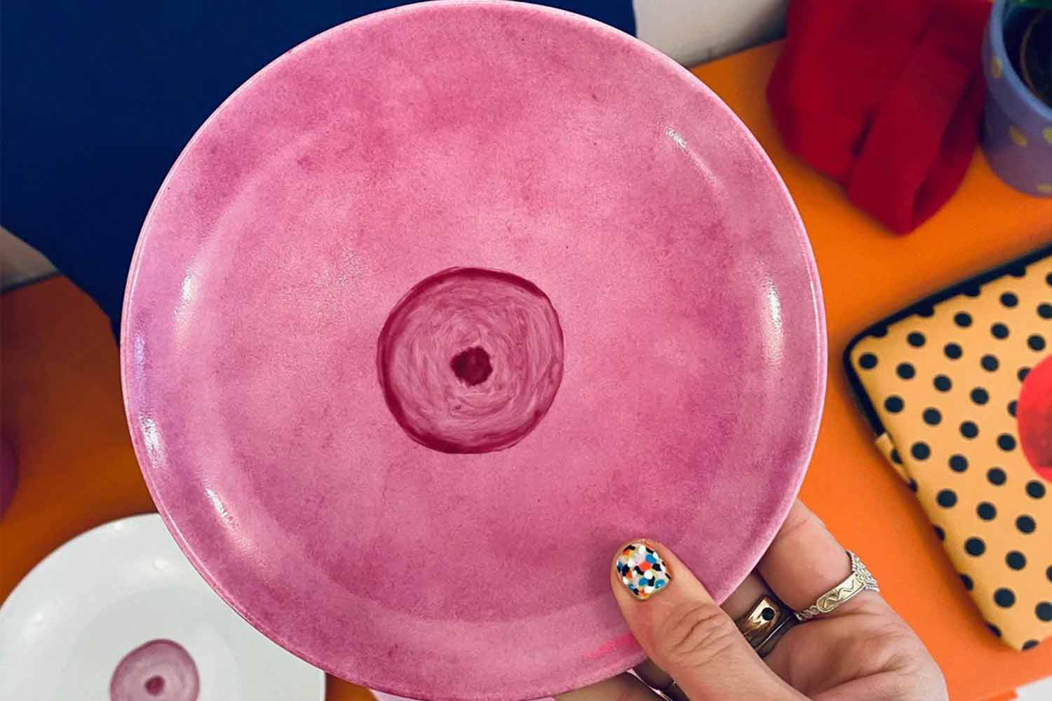 Un piatto della collezione per la raccolta fondi a favore dell’Airc