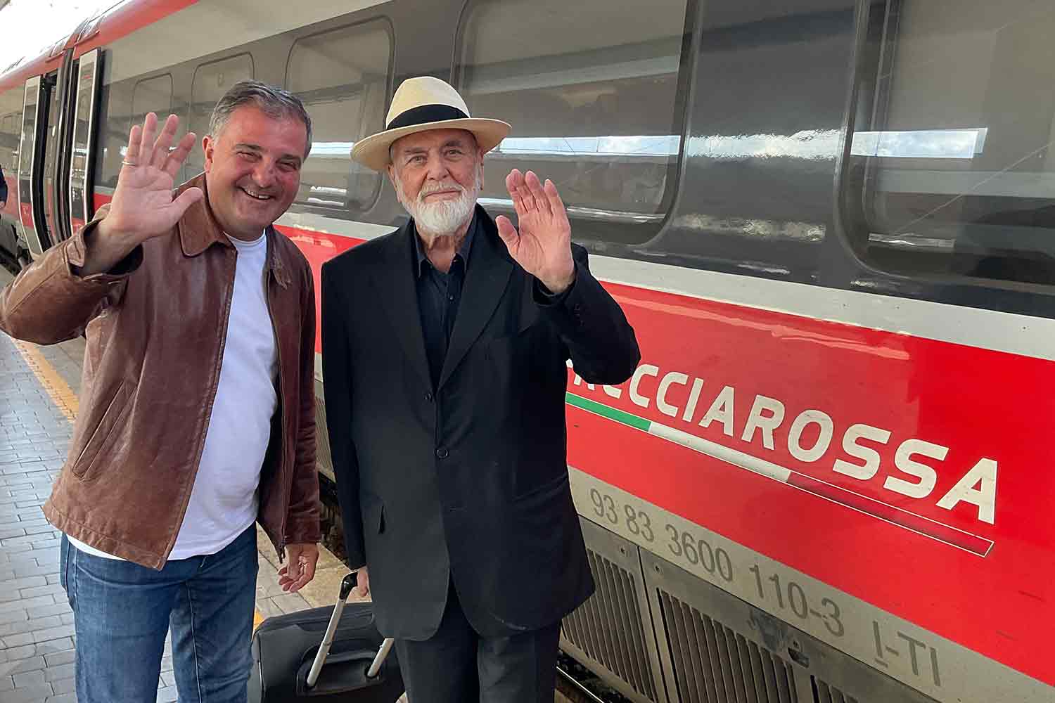 Michelangelo Pistoletto e Andrea Radic davanti al treno Frecciarossa