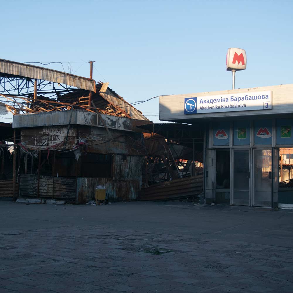 Ingresso della metropolitana nel distretto di Saltivka a Kharkiv e il mercato adiacente distrutto dall'assedio dell' esercito russo, durato fino alla fine di settembre 2022 ©Filippo Mancini