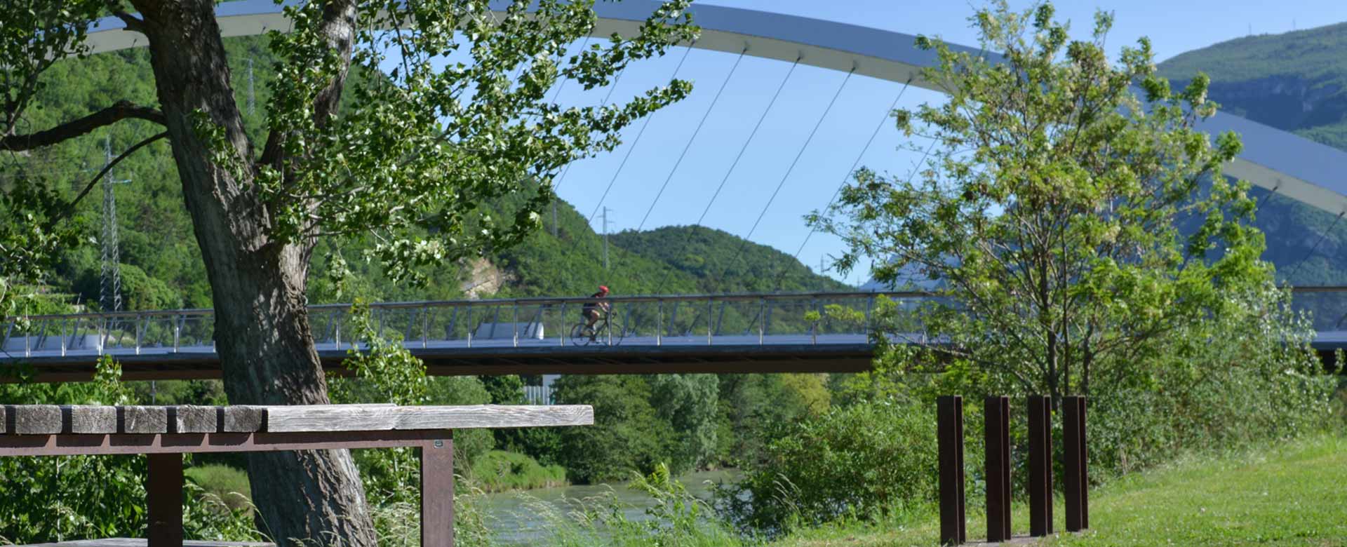 Il ponte ciclopedonale di Nomi sul fiume Adige: area attrezzata per il ciclista ©Christian Cristoforetti