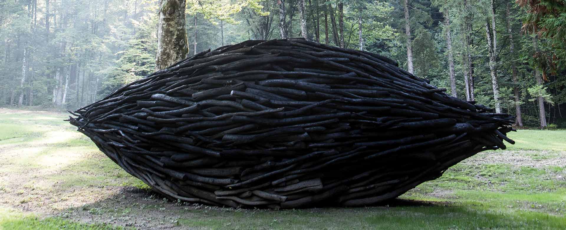 L'opera del 2016 intitolata Seme dell'artista Alison Stigora, installata ad Arte Sella, Borgo Valsugana (TN)