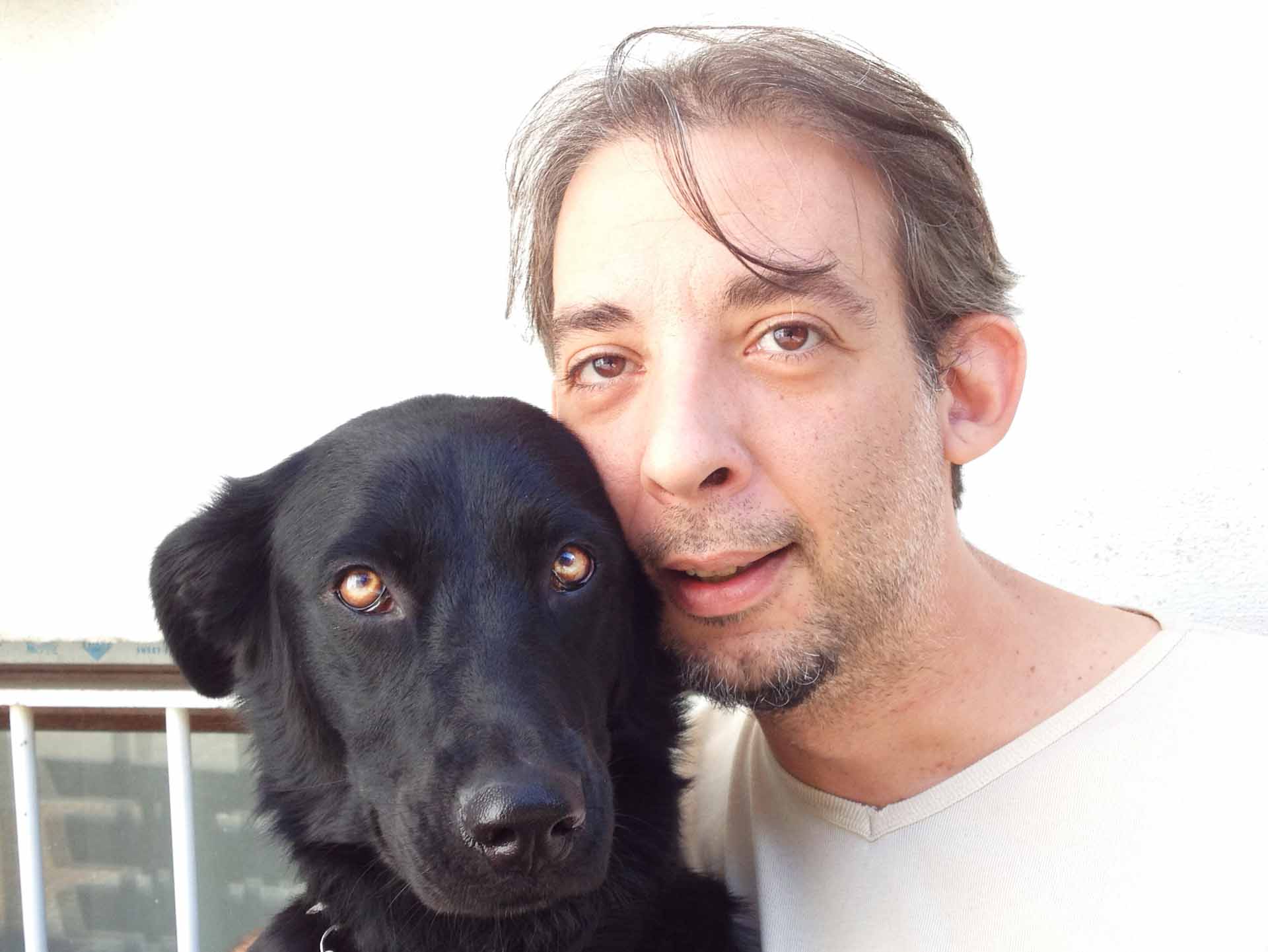 Il fondatore di TripForDog, Marco Fabris, con il suo cane