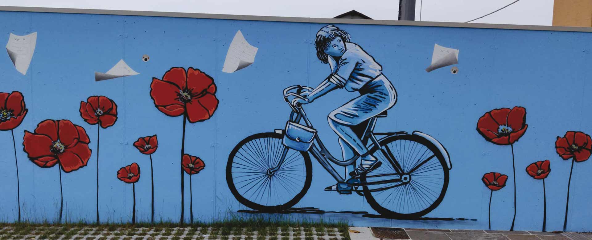 Immagine del murales Mille papaveri rossi, stazione di San Giovanni in Persiceto (BO)