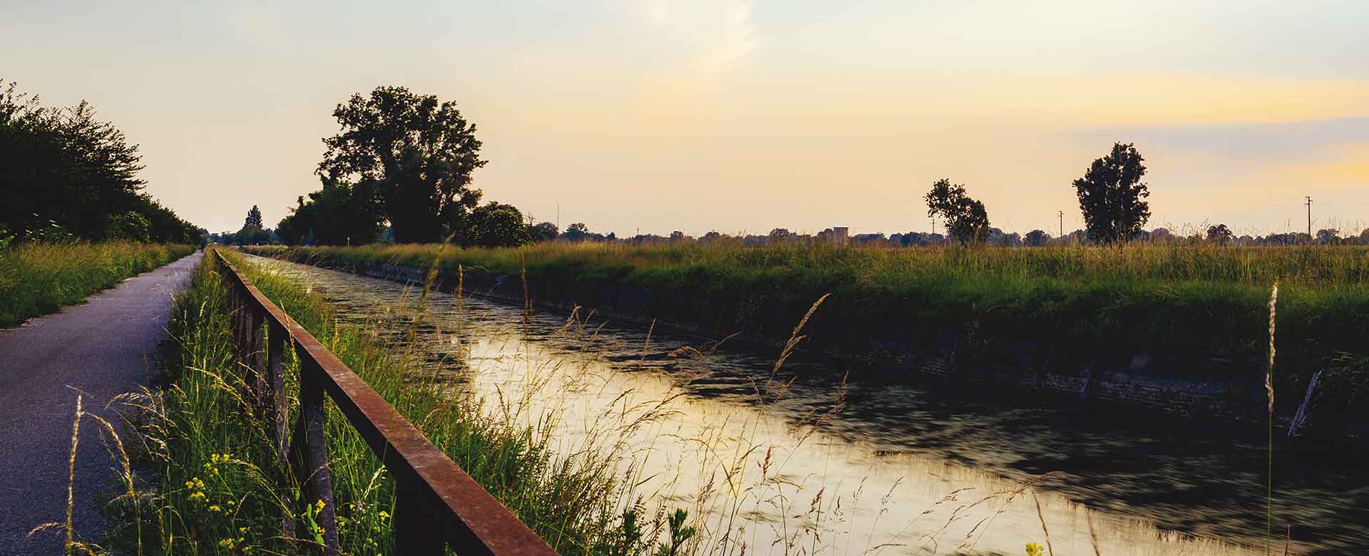 Un tratto della pista ciclabile sul Naviglio Pavese