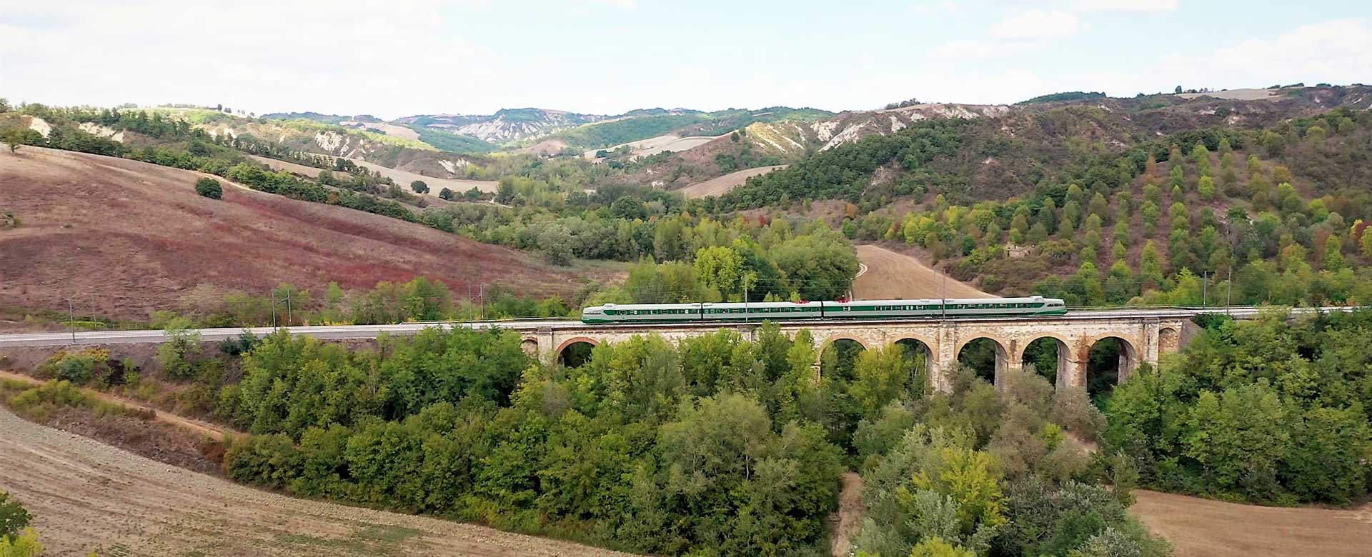 Il treno Arlecchino su un ponte ferroviario