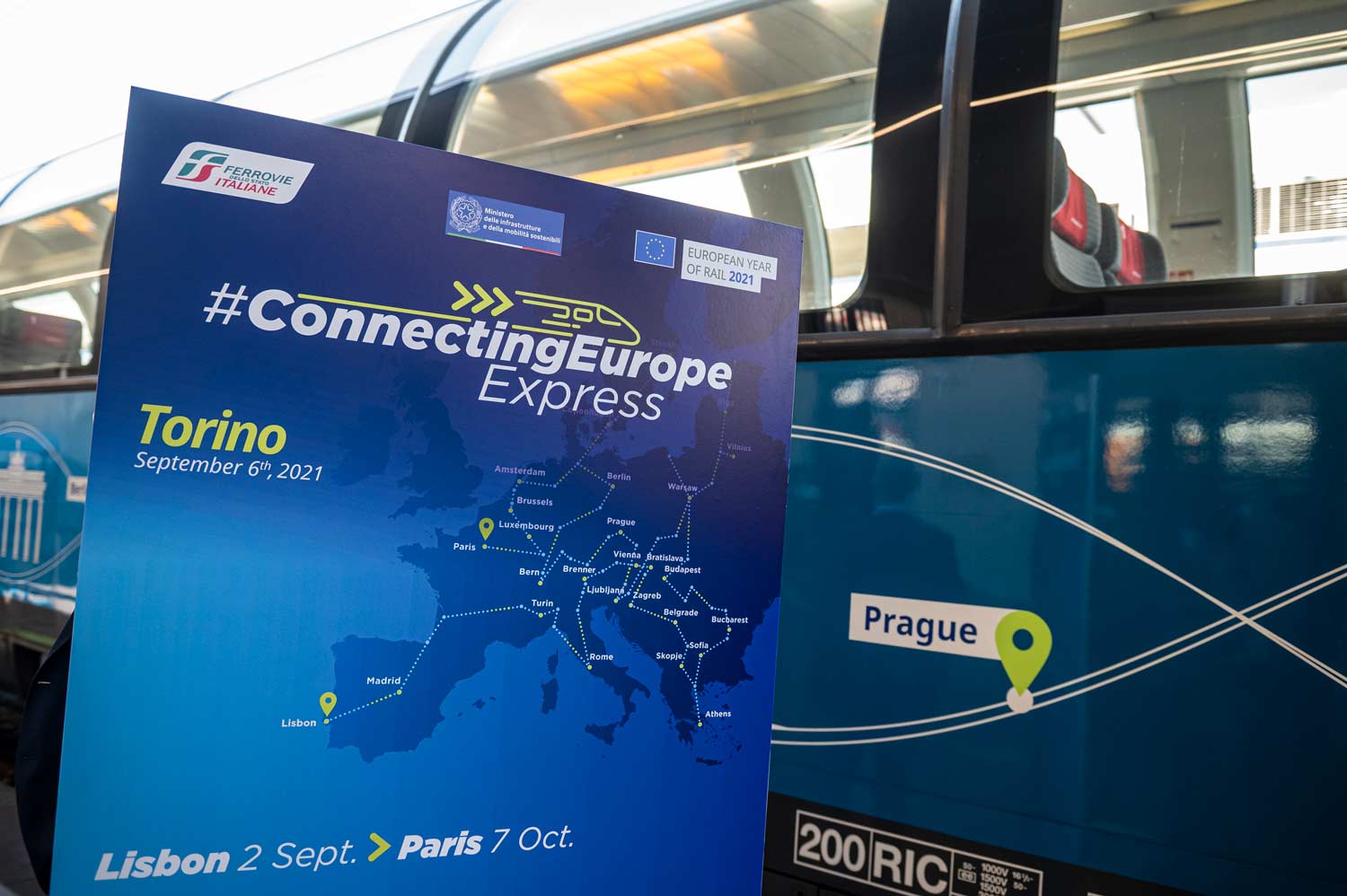 Il treno Connecting Europe Express nella stazione di Torino Porta Nuova per l'evento di presentazione