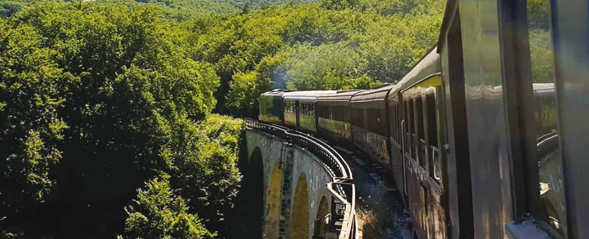 Treno storico della Fondazione FS Italiane sui binari