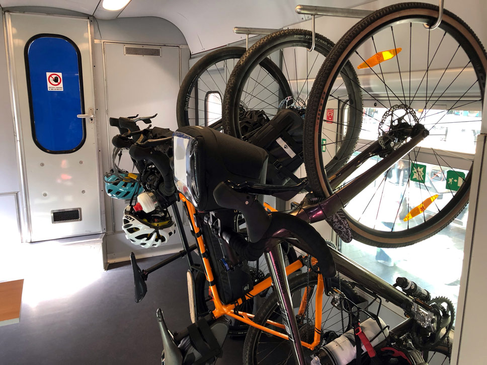 Biciclette installate nelle postazioni verticali presenti sul treno regionale veloce Roma Termini - Pescara
