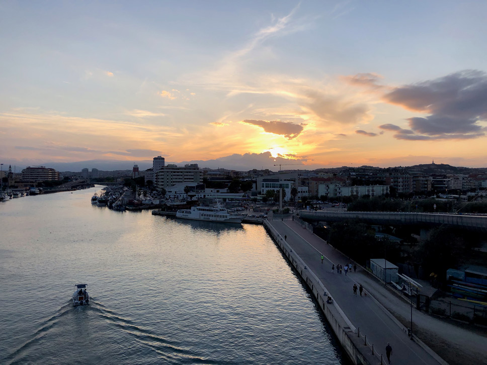 Ciclabile a Pescara che costeggia il fiume Pescara e arriva al mare