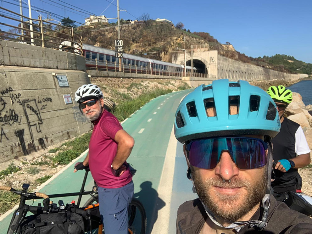 I cicloamatori della Cicloturistica Tre.ma sulla ciclabile Pescara-Ortona