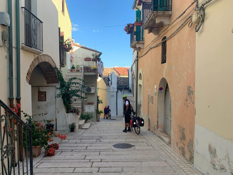 In bici nel borgo antico di Termoli, in Abruzzo