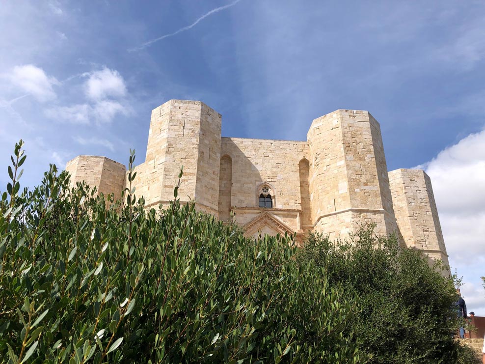 Castel del Monte ritratto dai cicloamatori impegnati nella Cicloturistica Tre mari
