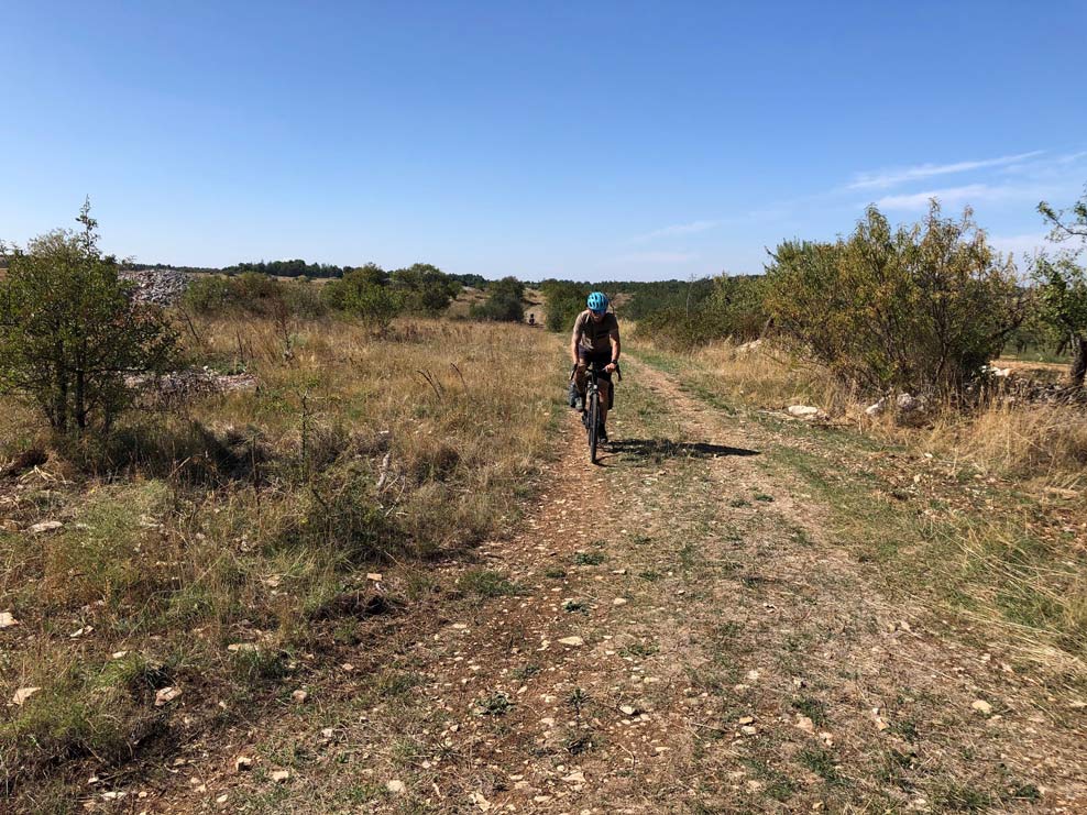 I cicloamatori della Ciloturistica Tre Mari nel tragitto da Castel del Monte al Parco Nazionale dell’Alta Murgia