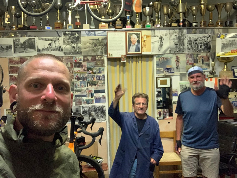 I cicloamatori della Ciloturistica Tre Mari 13 nella bottega di Giovanni Cristantielli