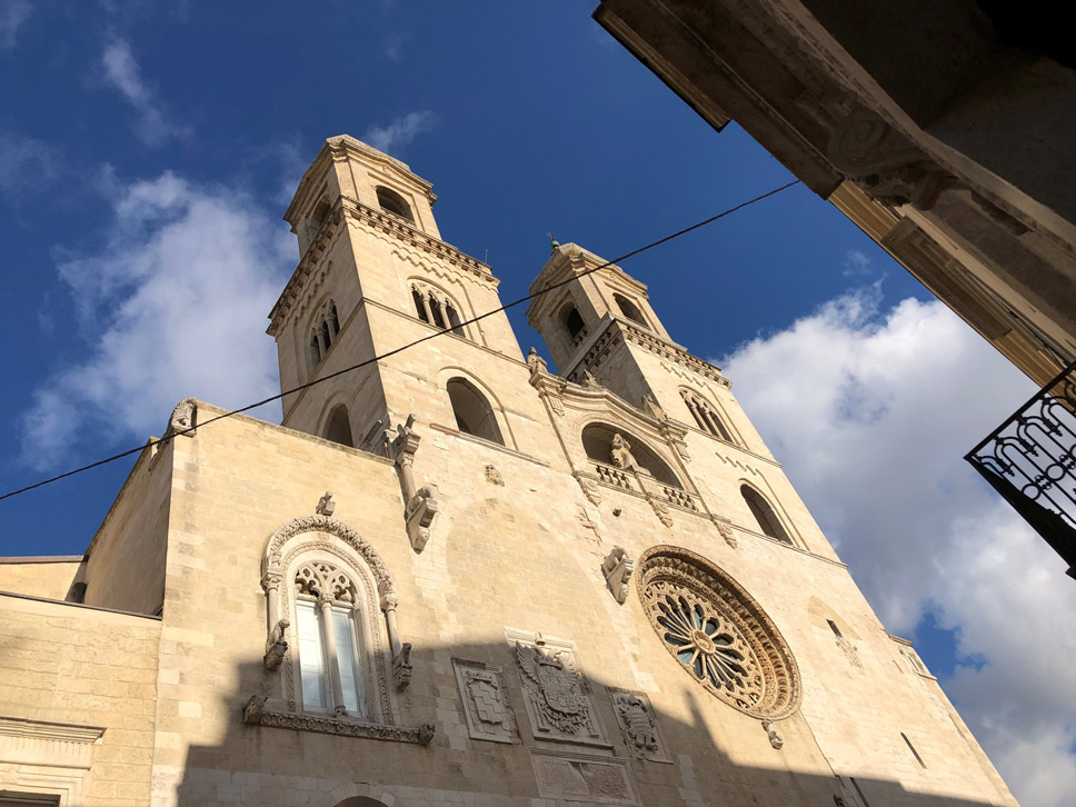 La cattedrale di Santa Maria Assunta ad Altamura ritratta dai cicloamatori della Cicloturistica Tre Mari