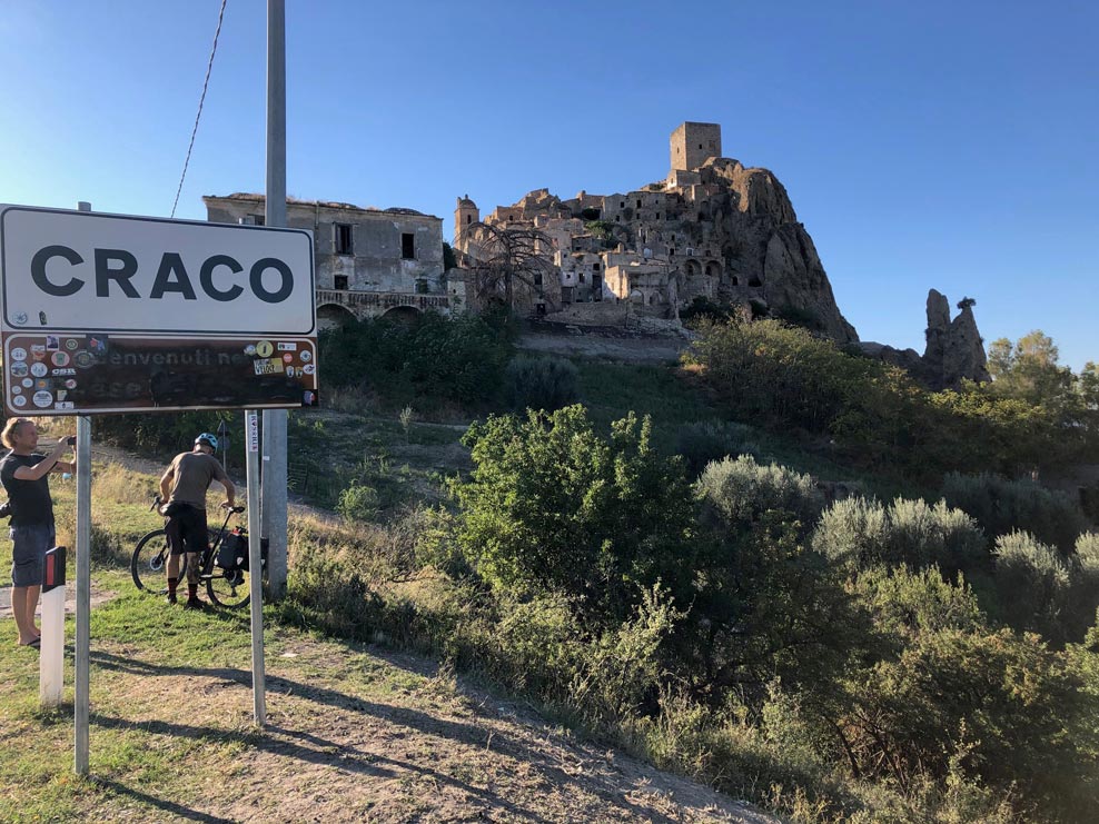 I ciclisti della Cicloturistica Tre Mari appena arrivati a Craco