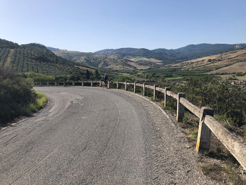 I ciclisti della Cicloturistica Tre Mari lungo la strada da Policoro a Valsinni