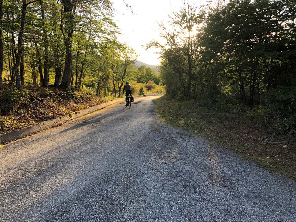 I ciclisti della Cicloturistica Tre Mari nel Parco nazionale del Pollino, sopra Torrenova del Pollino