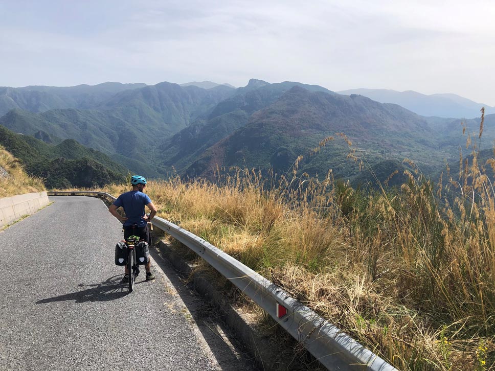 I ciclisti della Cicloturistica Tre Mari in discesa dal Parco nazionale del Pollino verso il Tirreno
