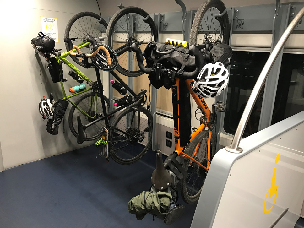 Le biciclette dei ciclisti della Cicloturistica Tre Mari installate a bordo del treno IC 1516, in servizio da Reggio di Calabria a Roma