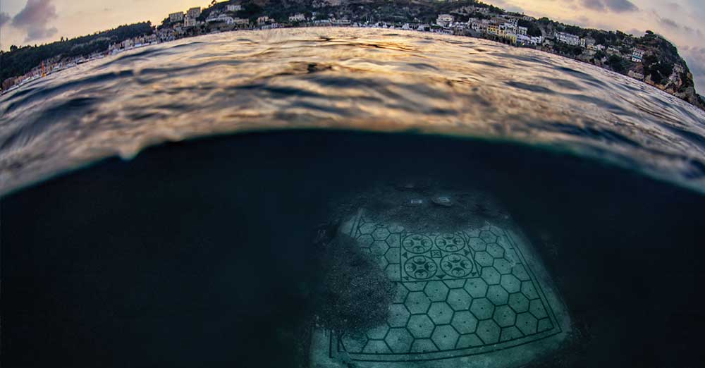 Vista di Baia e, sott’acqua, una parte della città sommersa