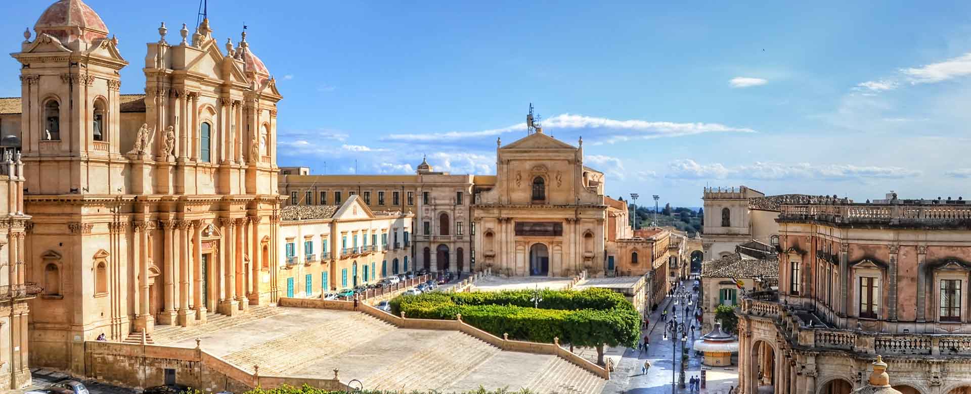 Piazza Municipio con la cattedrale di San Nicolò, la chiesa di San Salvatore e il palazzo Ducezio, Noto (SR)