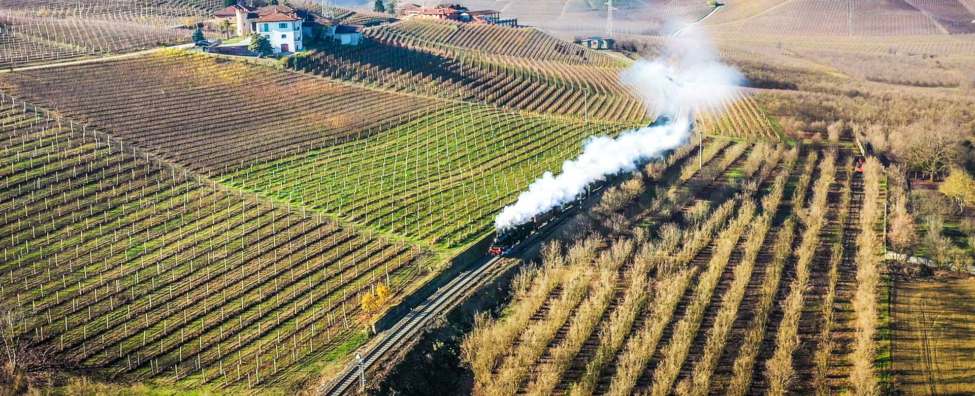 Treno storico a vapore vicino Neive (CN)