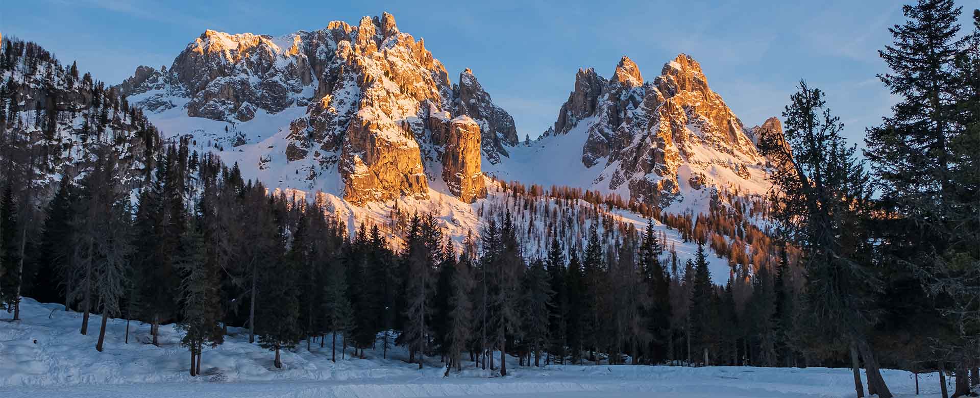 Le Tre Cime di Lavaredo viste dal Lago Antorno nelle Dolomiti di Sesto al tramonto, Veneto